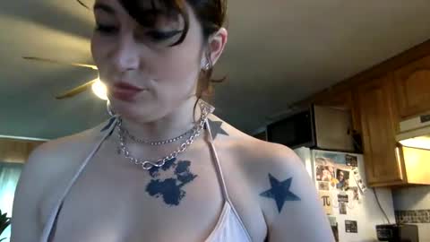 Snapshot of arielwyld chatting on 03/09/25, 04:11 ariel colin when hes here online show from 03/09/25, 04:11