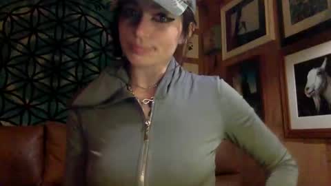 Snapshot of arielwyld chatting on 03/10/25, 01:56 ariel colin when hes here online show from 03/10/25, 01:56