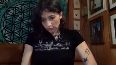 Snapshot of arielwyld chatting on 03/10/25, 01:54 ariel colin when hes here online show from 03/10/25, 01:54