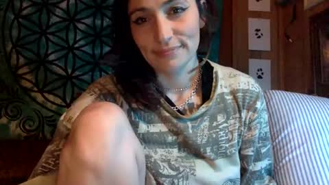 Snapshot of arielwyld chatting on 03/11/25, 12:33 ariel colin when hes here online show from 03/11/25, 12:33