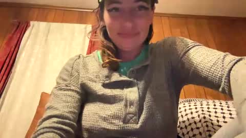 Snapshot of arielwyld chatting on 09/21/25, 11:06 ariel colin when hes here online show from 09/21/25, 11:06