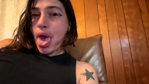 Snapshot of arielwyld chatting on 10/20/25, 08:42 ariel colin when hes here online show from 10/20/25, 08:42