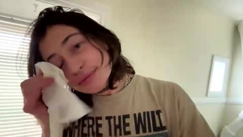 Snapshot of arielwyld chatting on 11/25/25, 07:58 ariel colin when hes here online show from 11/25/25, 07:58