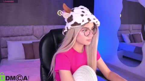 Snapshot of arinextdoor chatting on 10/30/25, 12:01 Ari online show from 10/30/25, 12:01