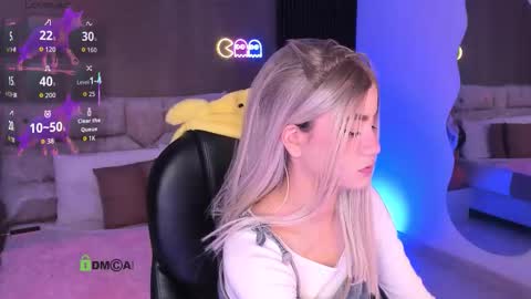 Snapshot of arinextdoor chatting on 10/30/25, 11:05 Ari online show from 10/30/25, 11:05