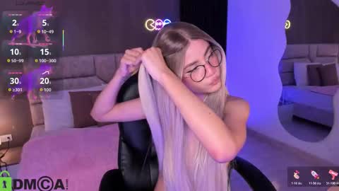 Snapshot of arinextdoor chatting on 11/03/25, 12:24 Ari online show from 11/03/25, 12:24