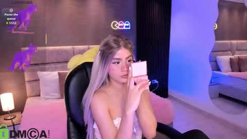 Snapshot of arinextdoor chatting on 11/05/25, 12:43 Ari online show from 11/05/25, 12:43