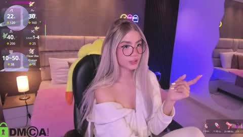 Snapshot of arinextdoor chatting on 11/07/25, 11:38 Ari online show from 11/07/25, 11:38