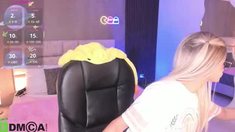 Snapshot of arinextdoor chatting on 11/20/25, 11:37 Ari online show from 11/20/25, 11:37