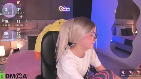 Snapshot of arinextdoor chatting on 11/22/25, 03:49 Ari online show from 11/22/25, 03:49