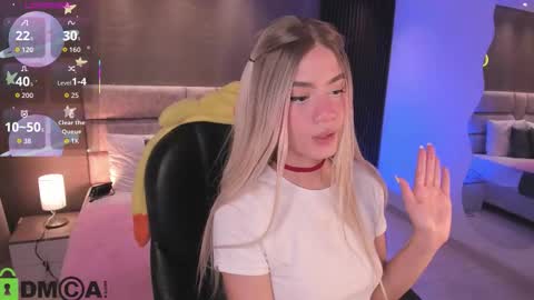 Snapshot of arinextdoor chatting on 11/25/25, 02:55 Ari online show from 11/25/25, 02:55