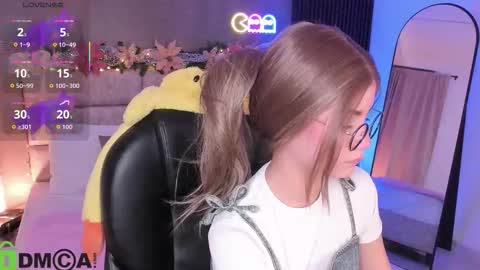 Snapshot of arinextdoor chatting on 12/03/25, 08:18 Ari online show from 12/03/25, 08:18