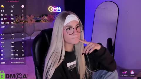 Snapshot of arinextdoor chatting on 12/14/25, 01:55 Ari online show from 12/14/25, 01:55