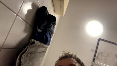 Snapshot of armyskater32 chatting on 10/17/25, 08:44 armyskater32 online show from 10/17/25, 08:44