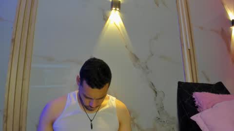 Snapshot of aron_and_molly chatting on 02/05/26, 11:59 aron and molly online show from 02/05/26, 11:59