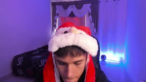 Snapshot of aron_boyy chatting on 12/16/25, 08:14 Aaron online show from 12/16/25, 08:14