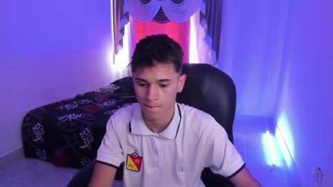 Snapshot of aron_boyy chatting on 12/18/25, 07:20 Aaron online show from 12/18/25, 07:20