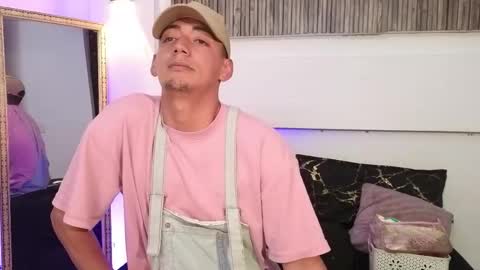 Snapshot of aron_gomez chatting on 12/05/25, 12:19 aron online show from 12/05/25, 12:19