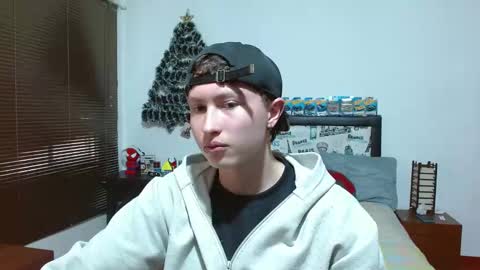 Snapshot of aron_miller18 chatting on 12/09/24, 08:23 Aaron online show from 12/09/24, 08:23