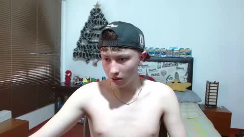 Snapshot of aron_miller18 chatting on 12/21/24, 06:34 Aaron online show from 12/21/24, 06:34