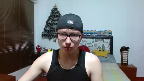 Snapshot of aron_miller18 chatting on 12/31/24, 04:35 Aaron online show from 12/31/24, 04:35