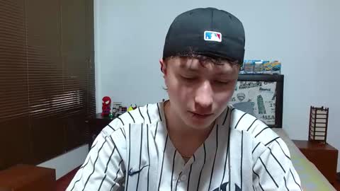 Snapshot of aron_miller18 chatting on 01/09/25, 07:29 Aaron online show from 01/09/25, 07:29