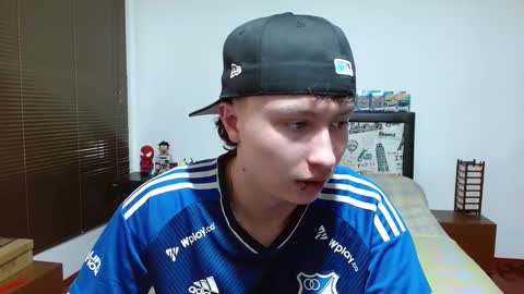 Snapshot of aron_miller18 chatting on 02/08/25, 06:33 Aaron online show from 02/08/25, 06:33