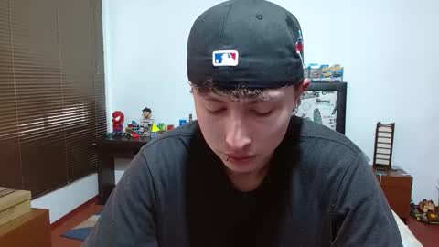 Snapshot of aron_miller18 chatting on 03/12/25, 07:28 Aaron online show from 03/12/25, 07:28