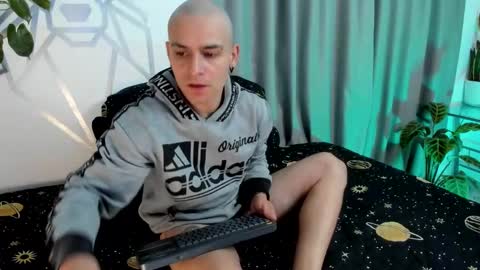 Snapshot of aron_santoro1 chatting on 01/04/25, 02:25 Aron Santoro online show from 01/04/25, 02:25