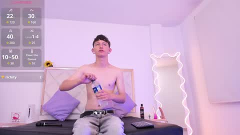 Snapshot of aron_tay chatting on 01/03/25, 07:27  your aron  online show from 01/03/25, 07:27