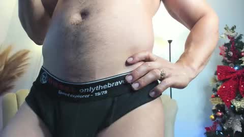 Snapshot of aroon_connor chatting on 11/11/25, 10:43 online show from 11/11/25, 10:43