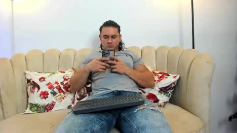 Snapshot of aroon_connor chatting on 11/28/25, 10:34 online show from 11/28/25, 10:34