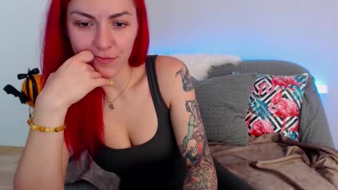 Snapshot of arri_ella chatting on 10/24/25, 01:13 arri_ella online show from 10/24/25, 01:13