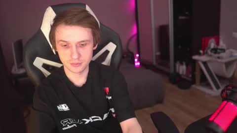 Snapshot of art_hunter chatting on 12/15/25, 08:46 Alex online show from 12/15/25, 08:46