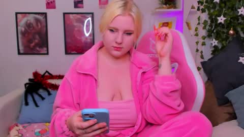 Snapshot of art_lovee_ chatting on 12/20/25, 01:12 art_lovee_ online show from 12/20/25, 01:12