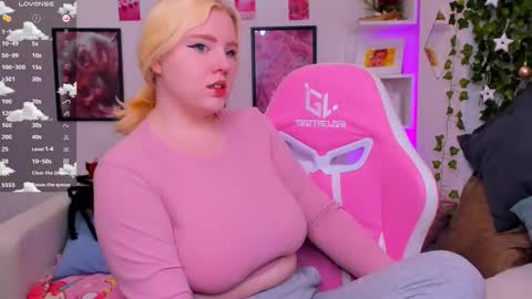 Snapshot of art_lovee_ chatting on 12/22/25, 01:35 art_lovee_ online show from 12/22/25, 01:35