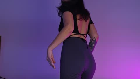 Snapshot of artegirlx chatting on 11/23/25, 11:54 Maya online show from 11/23/25, 11:54