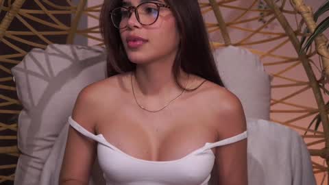 Snapshot of artemia_ chatting on 02/05/25, 02:19 Amanda online show from 02/05/25, 02:19