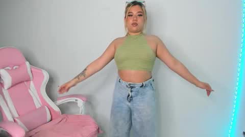 Snapshot of arthemiss033 chatting on 09/16/25, 02:12 Val online show from 09/16/25, 02:12