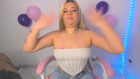 Snapshot of arthemiss033 chatting on 11/30/25, 01:09 Val online show from 11/30/25, 01:09