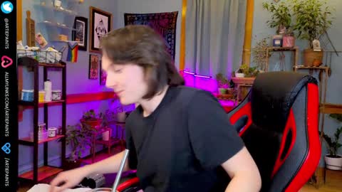 Snapshot of artiepaints chatting on 12/07/24, 01:14 Artie Paints online show from 12/07/24, 01:14