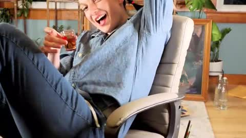 Snapshot of artiepaints chatting on 03/08/25, 11:18 Artie Paints online show from 03/08/25, 11:18