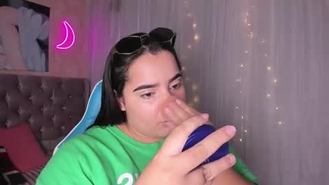 Snapshot of artmisa0519 chatting on 09/15/25, 06:52 artmisa0519 online show from 09/15/25, 06:52