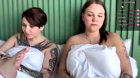 Arya brunett and Cassie blond online show from 09/20/25, 09:43