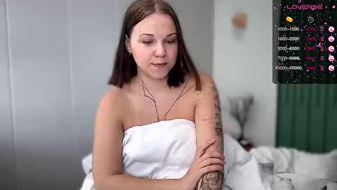 Arya brunett and Cassie blond online show from 10/17/25, 02:15