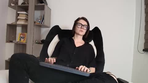 Snapshot of arya_starkw chatting on 12/21/25, 03:30 Ary 3 online show from 12/21/25, 03:30