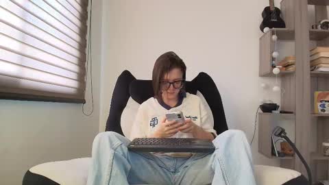 Snapshot of arya_starkw chatting on 01/18/26, 01:37 Ary 3 online show from 01/18/26, 01:37