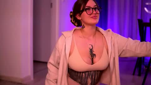 Lunaa  online show from 10/23/25, 06:39