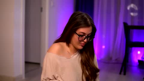 Lunaa  online show from 12/01/25, 07:41