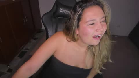 Snapshot of ash_smith1 chatting on 11/14/25, 09:57 ash_smith1 online show from 11/14/25, 09:57